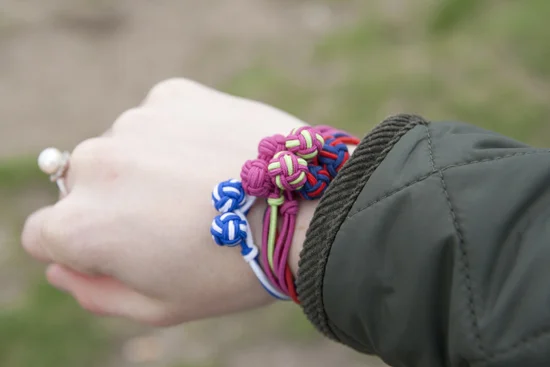 Seidenknoten-Armbänder von Paul Hewitt