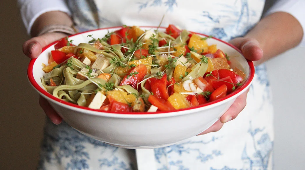 La Veganista: Nudelsalat mit gefüllten Tomaten