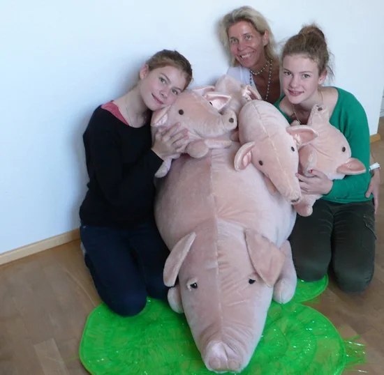 Angelika Frank von der Tierwerkstatt Animal Art mit ihren Kindern