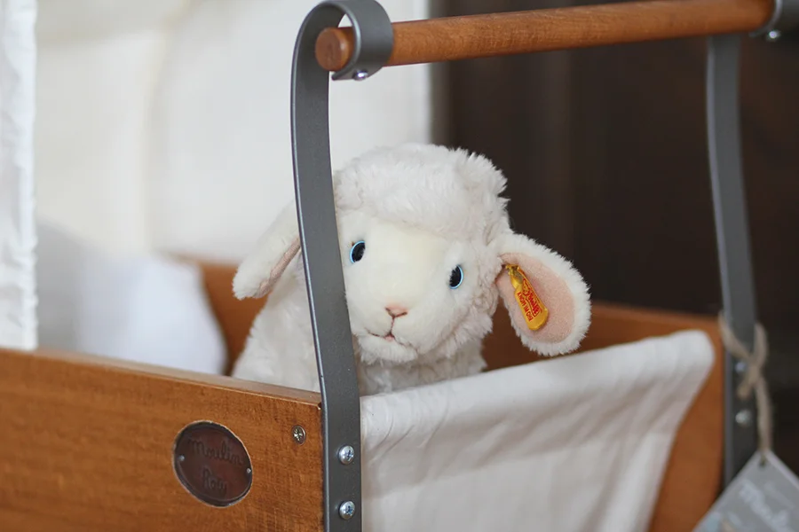 Puppenwagen von Moulin Roty und Schaf von Steiff