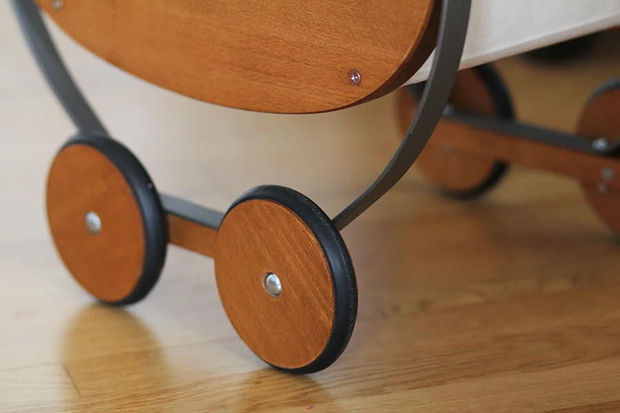 Retro-Puppenwagen von Moulin Roty mit Holzrädern
