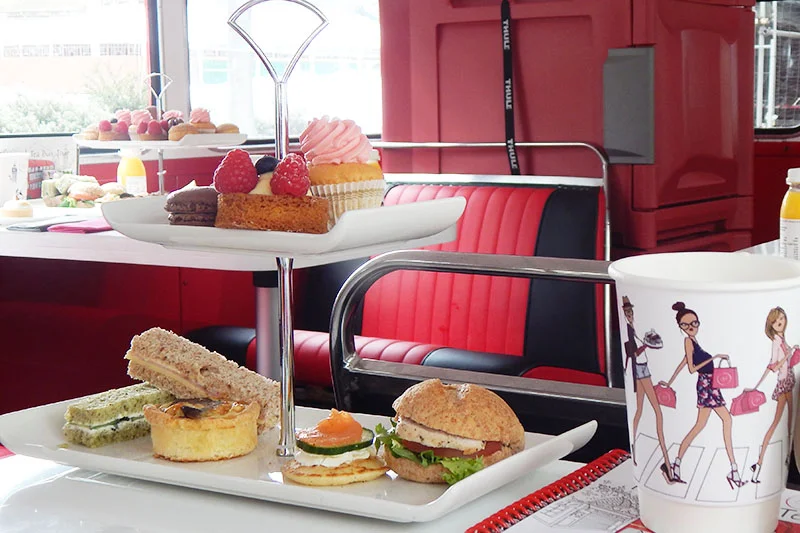 Afternoon-Tea Bustour mit Sandwiches, Törtchen und Scones 