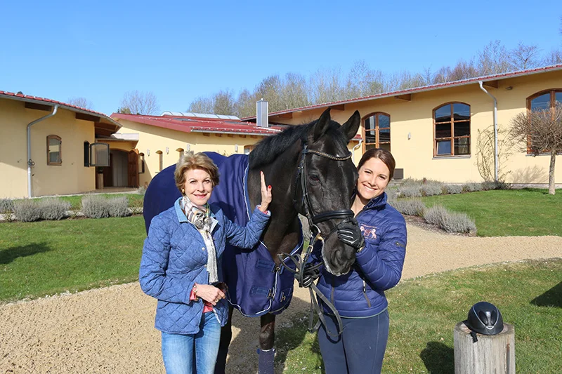 Susanne Michalke und Tochter Victoria vor der Reitanlage Gut Daxau