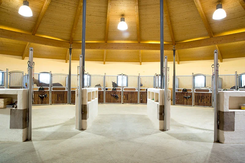 Der Reitstall von Gut Daxau ist rund, hoch und hell 