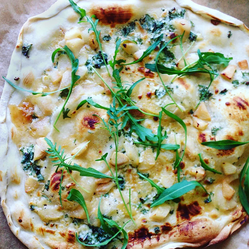Flammkuchen mit karamellisierten Birnen & Rucola