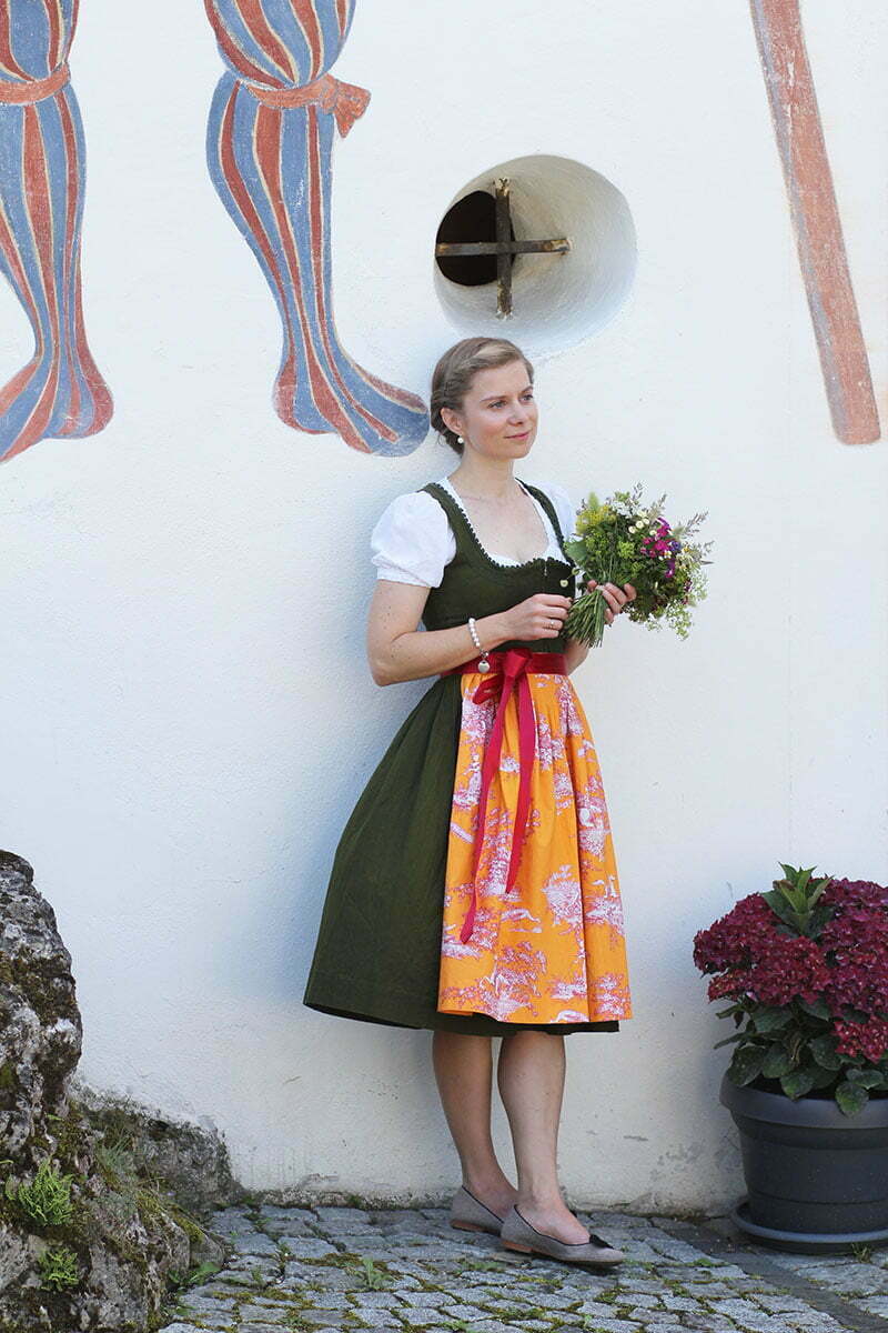 Daniela Uhrich in einer Schürze von Josefine Tracht