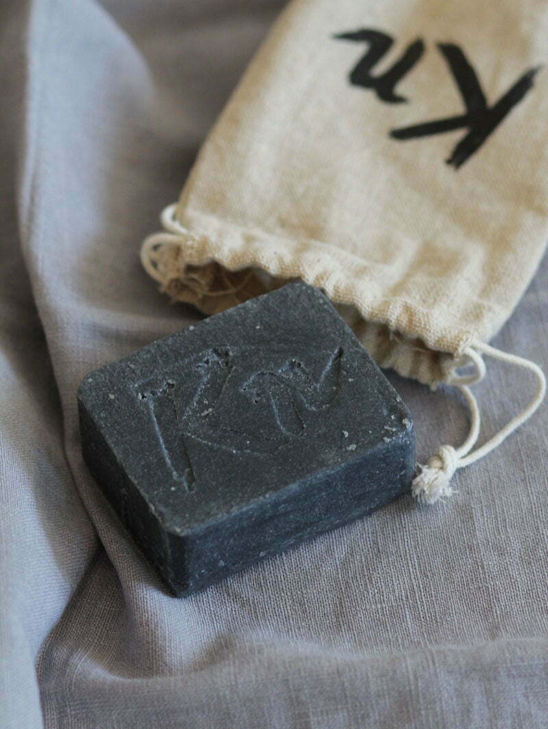 Karbonoir: Schwarze Seife mit Aktivkohle Karbonoir: Schwarze Seife mit Aktivkohle