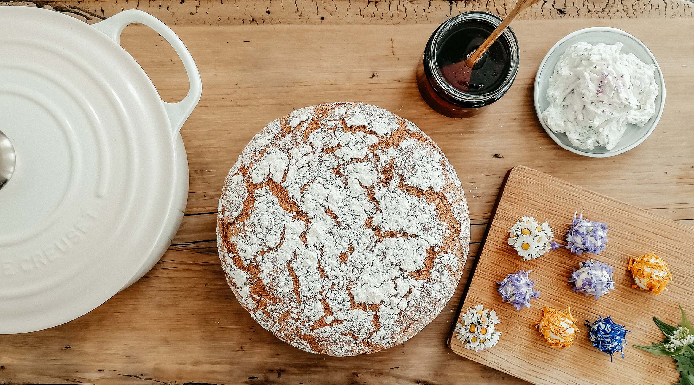 Le Creuset Bräter: Ein Brot-Rezept & 3 Frühlingsaufstriche