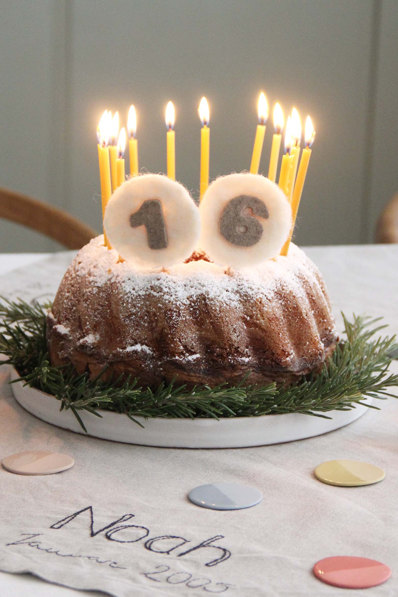 Nachhaltige Geburtstagsdeko: Gefilzte Cake-Topper
