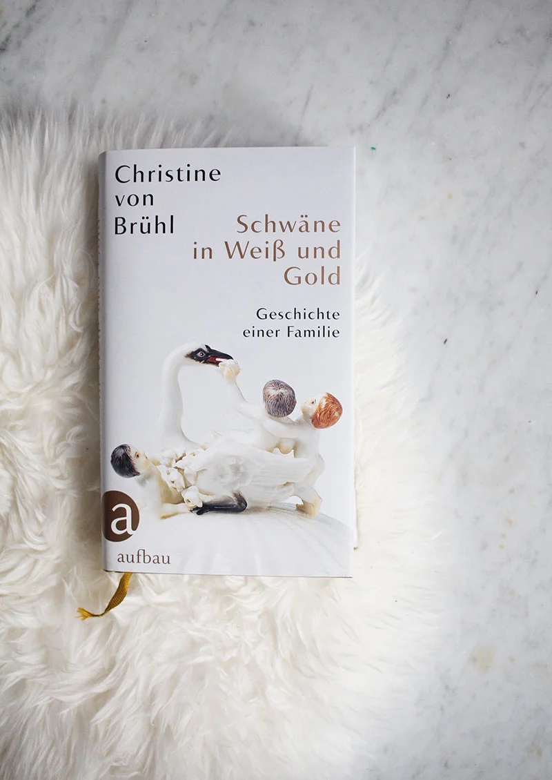 Christine von Brühl: Schwäne in Weiß und Gold
