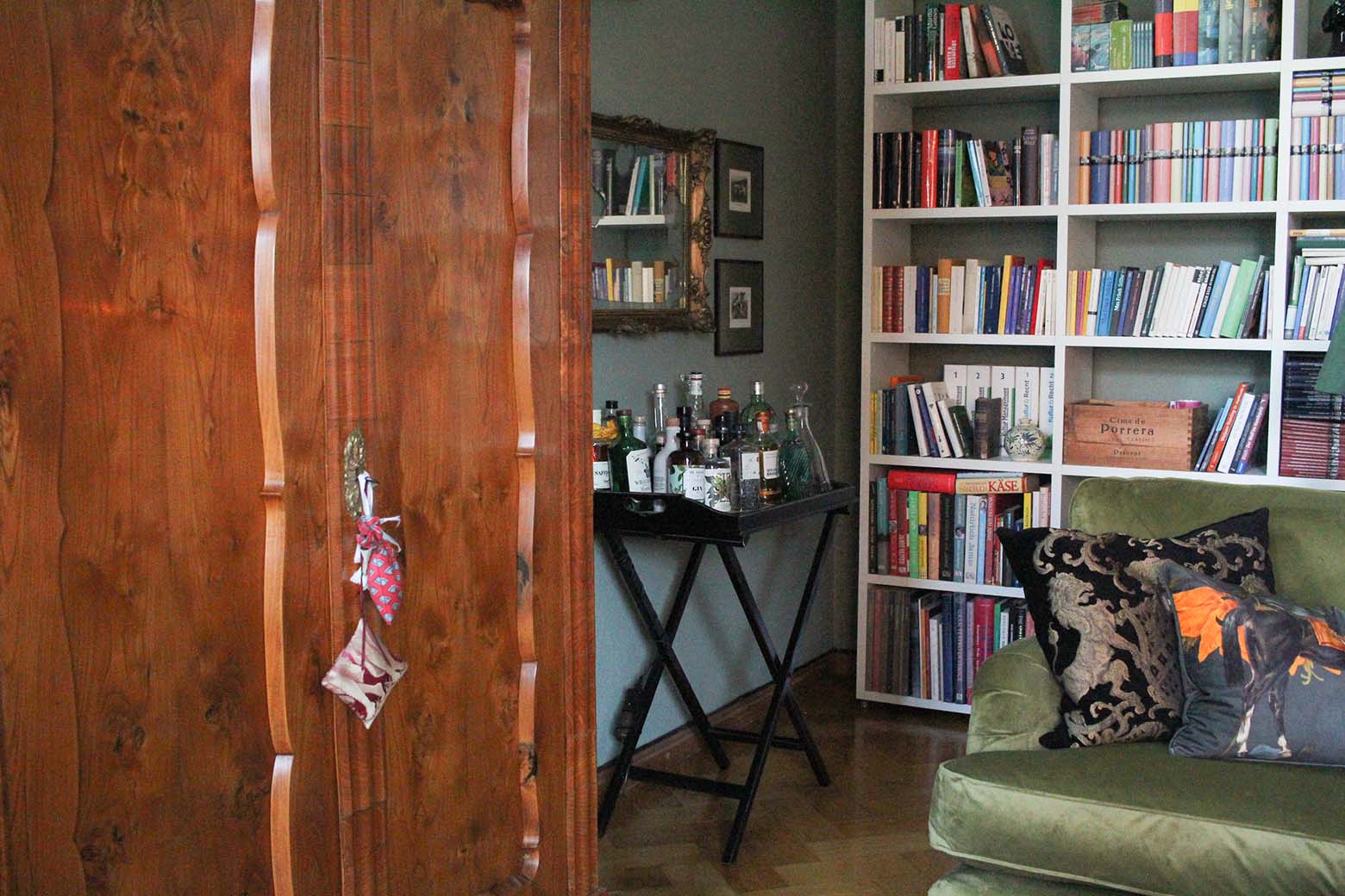 Wohnzimmer im britischen Stil: Samtsofa und Bar 