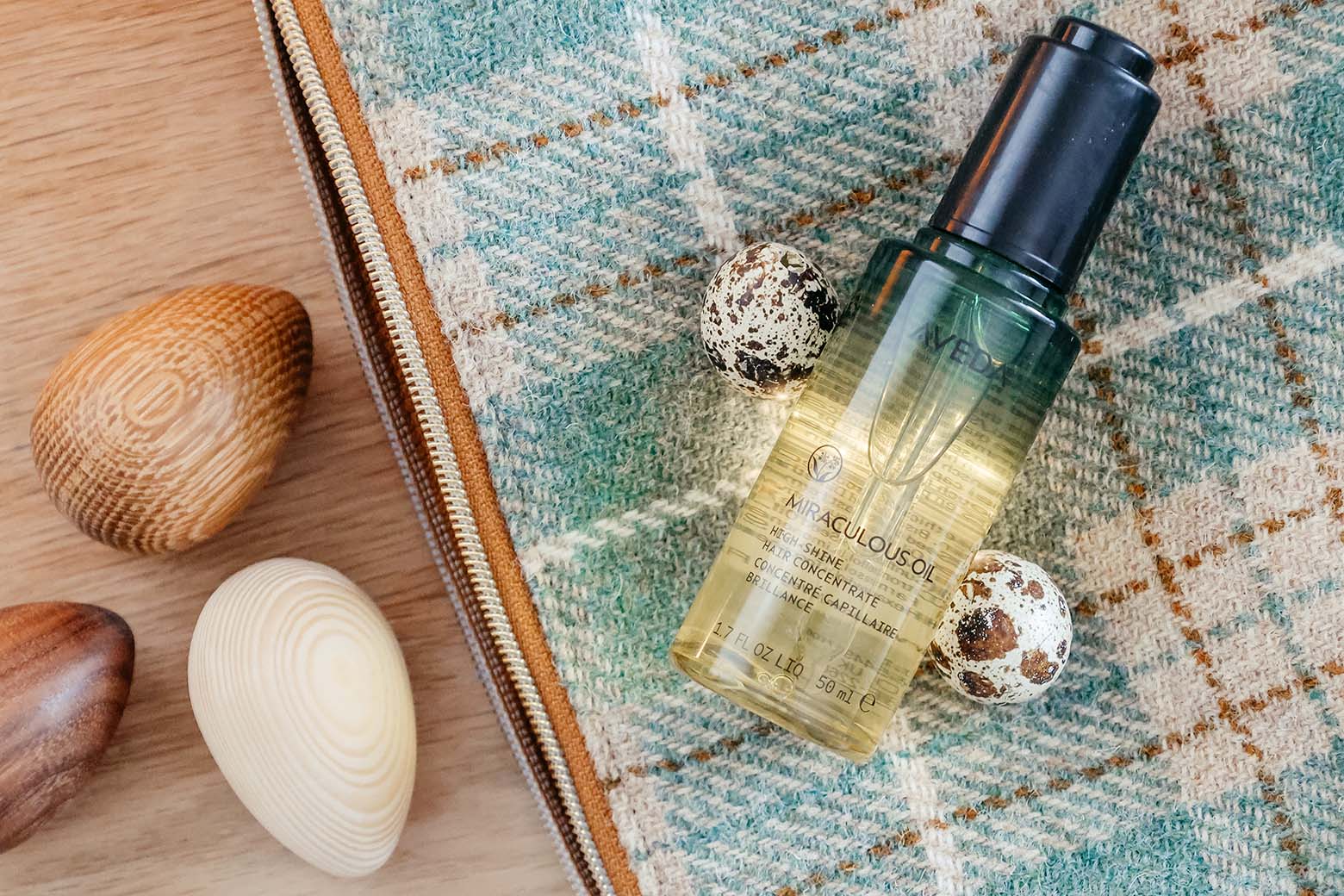 Anwendung von Aveda Haaröl in den Haarspitzen Anwendung von Aveda Haaröl in den Haarspitzen