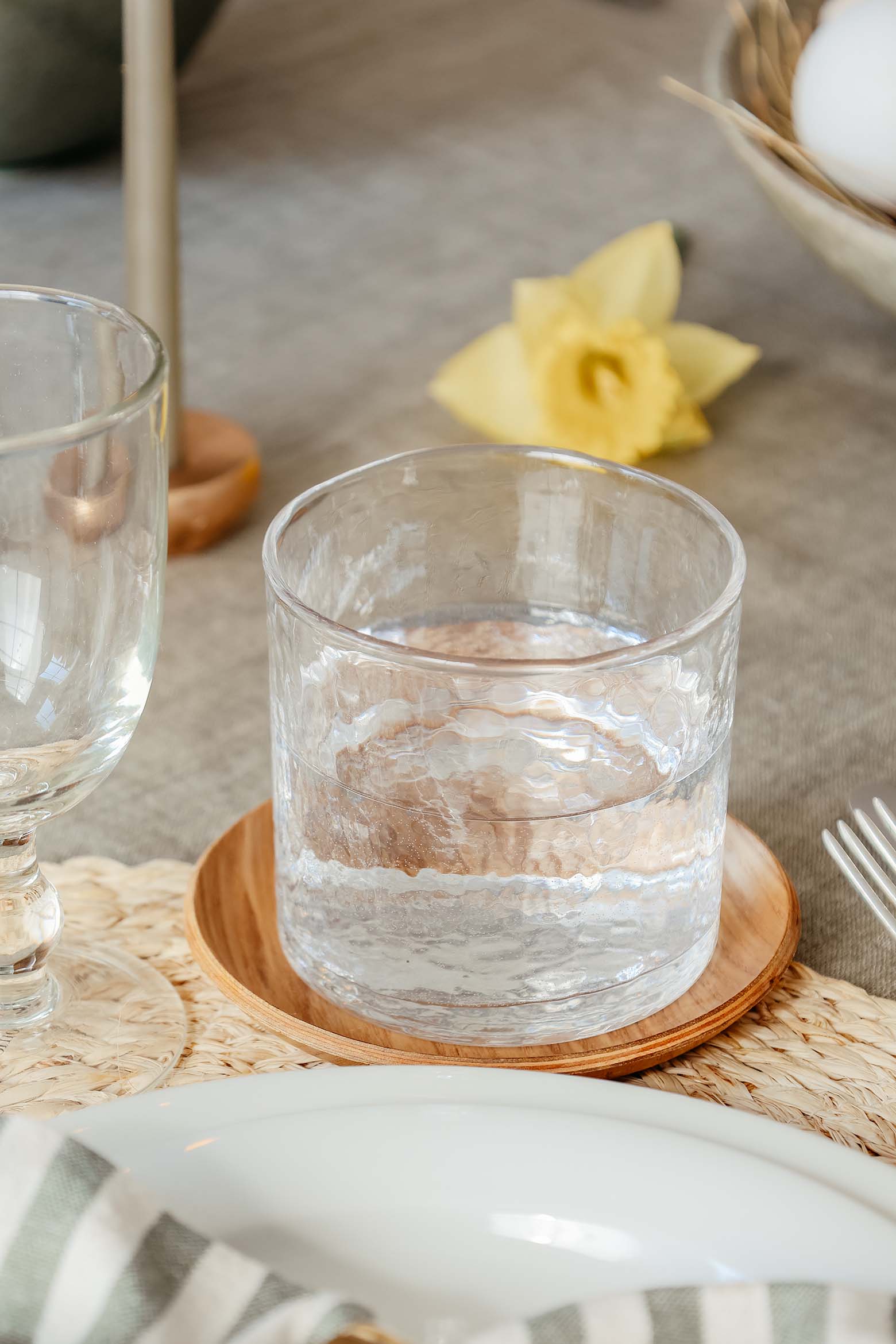 Ostertafel in Grün mit Leinen, Porzellan und Holzdetails Ostertafel in Grün mit Leinen, Porzellan und Holzdetails