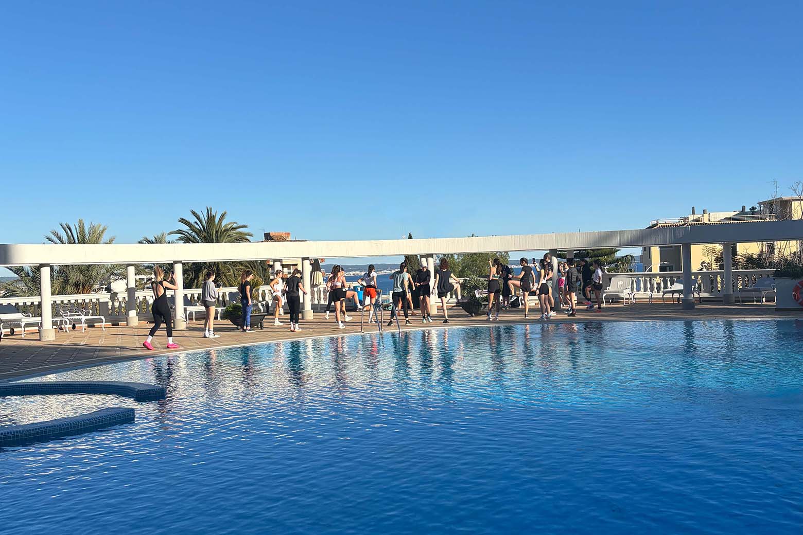 Amazfit Smartwatch beim Yoga Frauen testen Amazfit Smartwatch beim Yoga auf Mallorca