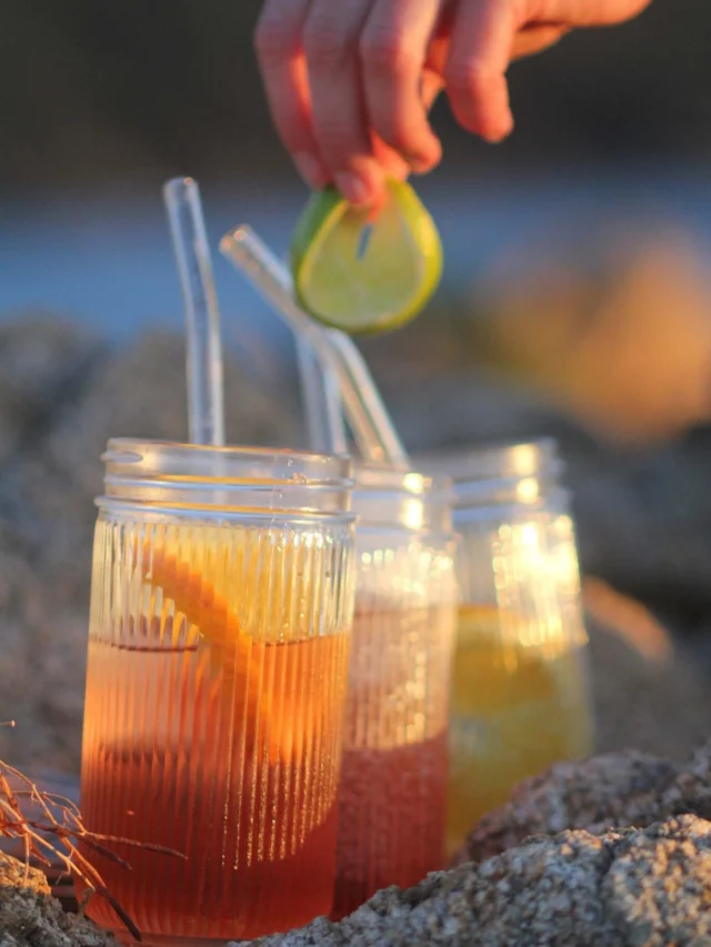 {enthält Werbung} Wir haben die letzten drei Wochen in Südtirol und auf Korsika verbracht, war das schön! Besonders genossen haben wir die traumhaften Sonnenuntergänge am Meer – am liebsten mit meinem neuen Toile-de-Jouy-Mantelkleid von @alexasalphabet und einem köstlichen alkoholfreien Longdrink von @drink.polly im To-Go-Glas von @lieblingsglas. Rezepte für alkoholfreie Sundowner gewünscht? Dann schaut jetzt auf dem Blog vorbei! PS: Mit dem Code LADY12 erhaltet Ihr 12% auf alle Lieblingsglas-Produkte und mit Dani15 ganze 15% bei Polly! ☀️🌊🍸 ________________________________________________ #Korsika #Corsica #CorsicaLovers #Inselurlaub #ootd #Mittelmeerliebe #KorsikaMomente #TravelFrance  #SundownerVibes #AlcoholFreeDrinks #Mocktails #SummerDrinks #DrinkInspiration #PollyDrinks #CheersToLife #AperitifTime #lieblingsglas #AlexasAlphabet #ToileDeJouy #SlowFashion #SustainableFashion #ConsciousStyle #SummerStyle