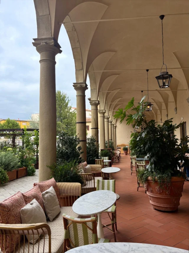 Ohh Florenz! – Hinter uns liegen inspirierende Tage zwischen Kunst und Koffein, zwischen Gegenwart und Geschichte. Obwohl wir jetzt schon so häufig hier waren, entdecken wir jedes Mal wieder Neues. Und selbst die Geister von Halloween scheinen hier besser gekleidet. 😉 Danke an die @kasaltstipendiaten für die großartige Planung. _______________________________________________ #ladyblogaufreisen #Florenz #Firenze #Toskana #kas #Reiseinspiration #Städtereise #Kulturreise #Zeitgeist #RenaissanceVibes #LaDolceVita #ItalienMomente #KunstUndKaffee #TravelNotes #SlowTravel #hoxton #Reisejournal #KulturErleben #ItalienLiebe #caffelietta #hoxtonhotelflorence #igm #istitutogeograficomilitare #scarperia #cafaggiolo #villacafaggiolo #medicifamily #stibbertfirenze #stibbertmuseum #palazzodimedici