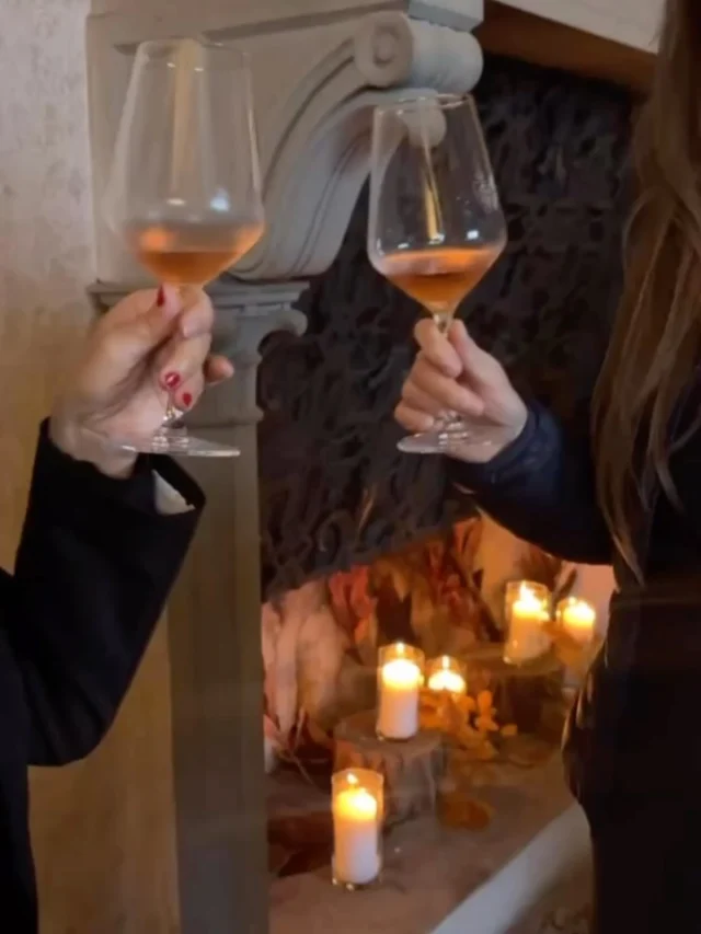 Darf man am 10. Januar noch ein Frohes neues Jahr wünschen? Ich tue es einfach: Ihr Lieben, ich wünsche Euch in diesen wilden Zeiten nicht nur viele fröhliche, unbeschwerte Tage, sondern auch, dass ein paar Vorsätze in Erfüllung gehen. Ich finde, das neue Jahr ist immer ein guter Zeitpunkt, um neu zu starten, unangenehme Gewohnheiten aufzugeben und Dinge anzugehen. Ich nehme mir darum seit einigen Jahren immer ein Jahres-Motto vor. In den letzten Jahren habe ich auf diese Weise bereits ein Jahr (oder länger) Zucker gefastet, plastikfrei gelebt, ein Hochbeet gebaut, Longevity in meinen Alltag integriert und Stress reduziert. In diesem Jahr möchte ich ein Thema in Angriff nehmen, das für mich persönlich eher unangenehm ist – wobei ich als Journalistin weiß, dass man sich für jedes Thema begeistern kann, wenn man mit dem richtigen mentalen Mindset rangeht und sich in das Thema hinein arbeitet. Es ist der Bereich - Trommelwirbel - Finanzen! Ganz ehrlich, bei Steuern, Versicherungen, Anlagen, Derivaten und ETFs läufts mir kalt den Rücken runter… aaaber das soll und muss sich ändern. Slide nach rechts. Ich hab mich bereits gut mit Büchern ausgestattet und gestern mit dem ersten angefangen. Könnt Ihr weitere Bücher, Podcasts oder YouTube-Kanäle empfehlen? Möchtet Ihr, dass ich Euch hier ein bisschen über das Thema auf dem Laufenden halte? Was habt Ihr Euch denn vorgenommen? ✨💖