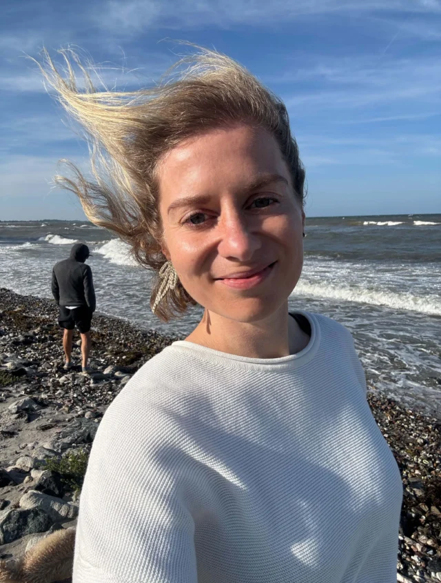 {Pressereise} Wir hatten eine herrlich entspannte Woche in unserem wunderschönen reetgedeckten Ferienhaus von @hideaways_und_meer mitten in der Natur zwischen Schlei und Ostsee - mit viel Ruhe, Spaziergängen entlang weiter Stoppel- und Maisfelder, Radltouren durch schnuckelige Dörfchen mit Cottagegärten voller Stockrosen, Schatzsuchen am Meer, mit Fasanenrufen am Morgen, selbstgefangenem Fisch auf der Tafel und ordentlich Wind. 🐚🌊