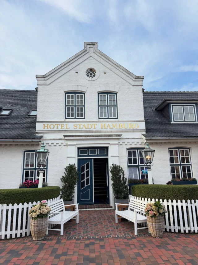 {Pressereise} #Sylt hat uns dort am besten gefallen, wo die Insel noch ursprünglich ist: am Ellenbogen - dem nördlichsten Punkt Deutschlands -, zwischen Leuchttürmen und Heidekraut, Reetdach-Häusern, alten Bäumen und dem endlosen Watt. 🌾🐑

Dazu passt auch unser Zuhause auf Zeit: das @hotelstadthamburg besteht bereits seit 1869 und hat sich viel von seinem historischen Charme bewahrt - mit seinen antiken Möbeln, alten Sylter Gemälden im Kaminzimmer und dem wunderschönen traditionellen Kachelofen im Esszimmer. Ein Haus mit Geschichte.